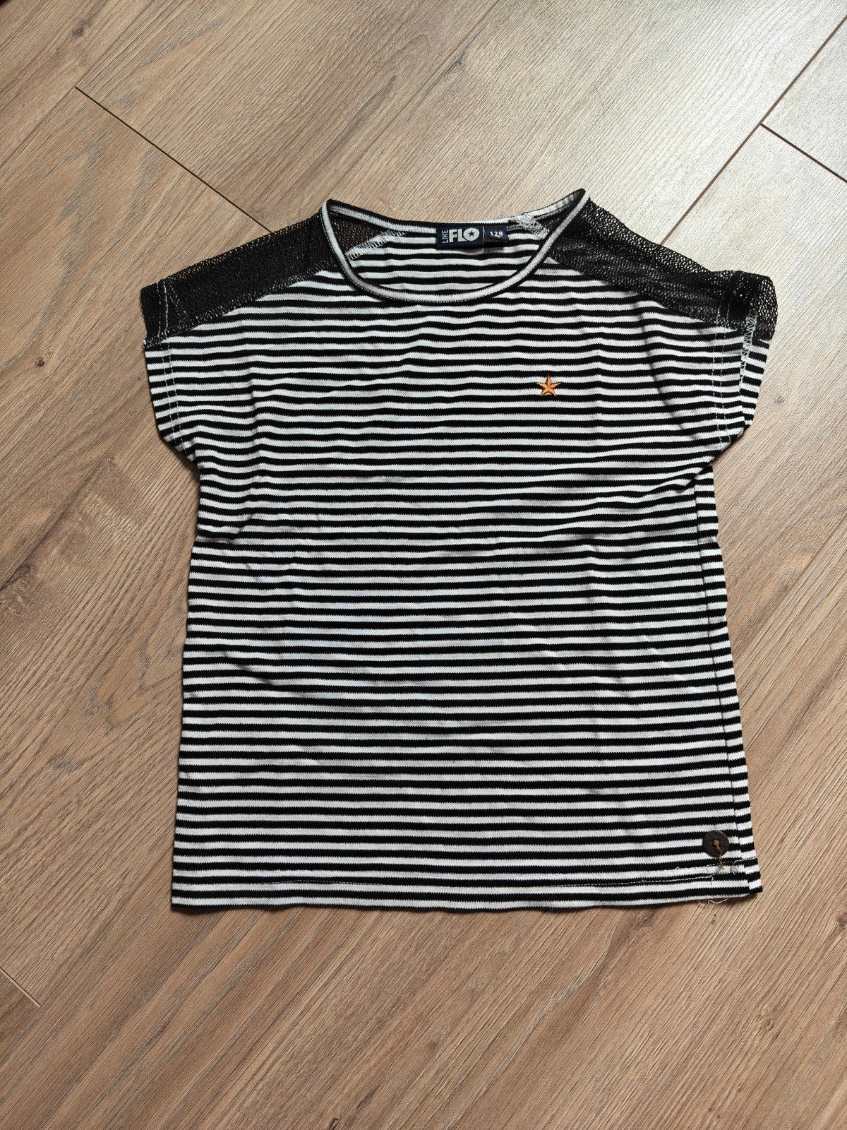 FLO gestreept T-shirt met mesh mouwtjes maat 128, Kinderen en Baby's, Gebruikt, Meisje, Ophalen of Verzenden, Shirt of Longsleeve
