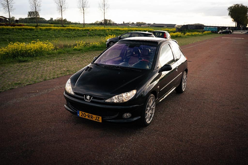 Peugeot 206 1.6 16V Gentry 3D 2005 Zwart, Auto's, Voorwielaandrijving, 15 km/l, 40 €/maand, Zwart