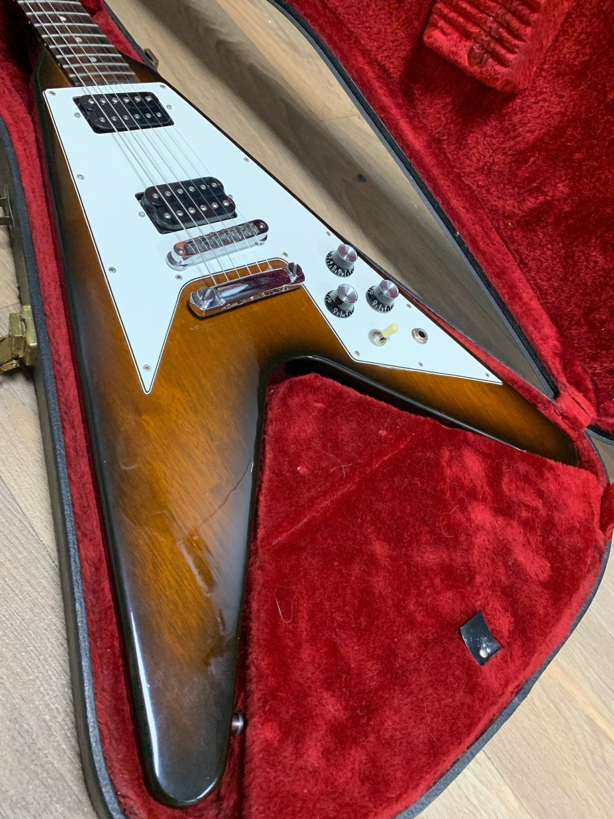 Vintage Gibson Flying V (1982 tobacco burst) gitaar + koffer, Muziek en Instrumenten, Snaarinstrumenten | Gitaren | Elektrisch