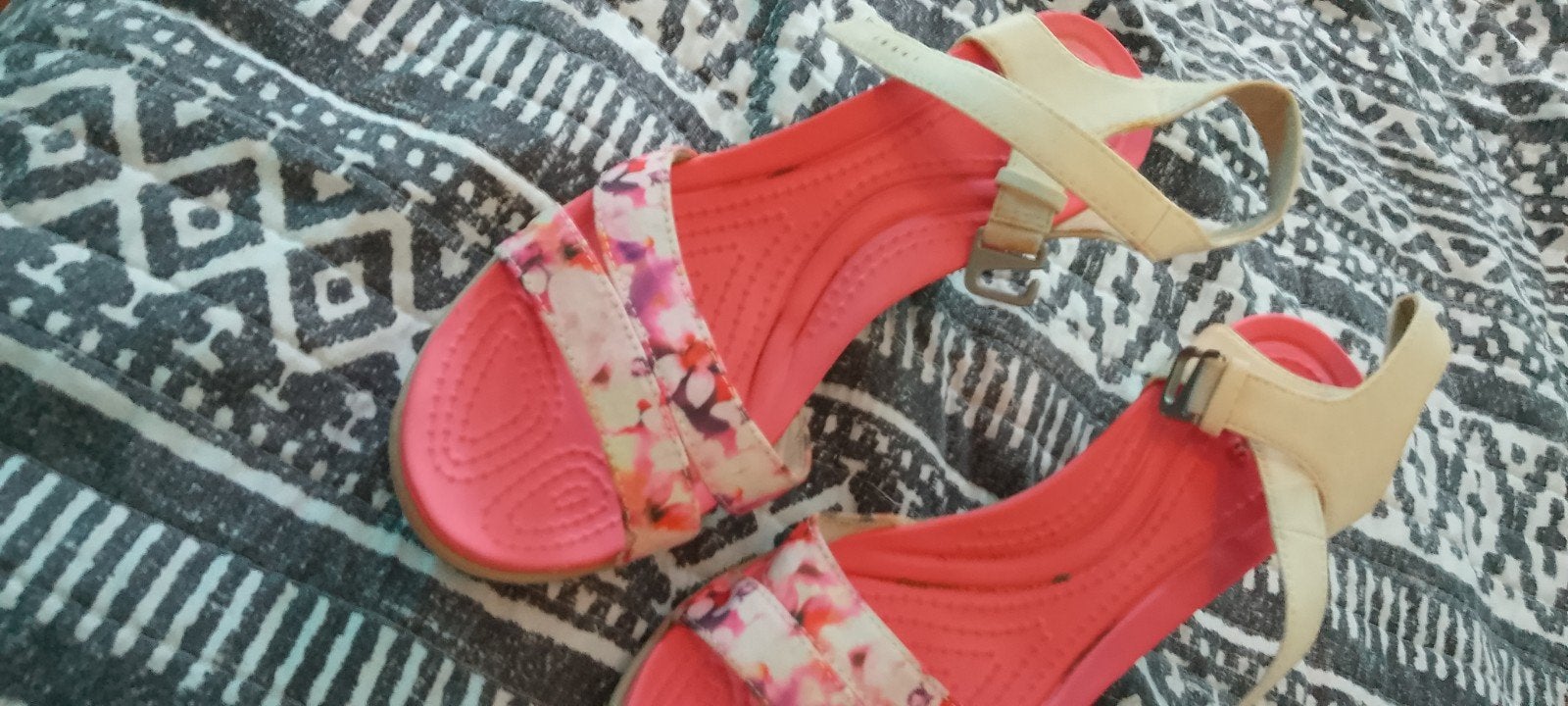 Roze/wit Crocs sandalen voor dames - Maat 37-40, Kleding | Dames, Schoenen, Ophalen of Verzenden