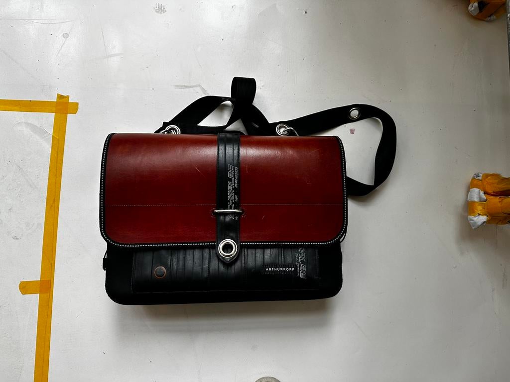 Arthur Kopf tas ( recycled matriaal), Motoren, Ophalen, Gebruikt