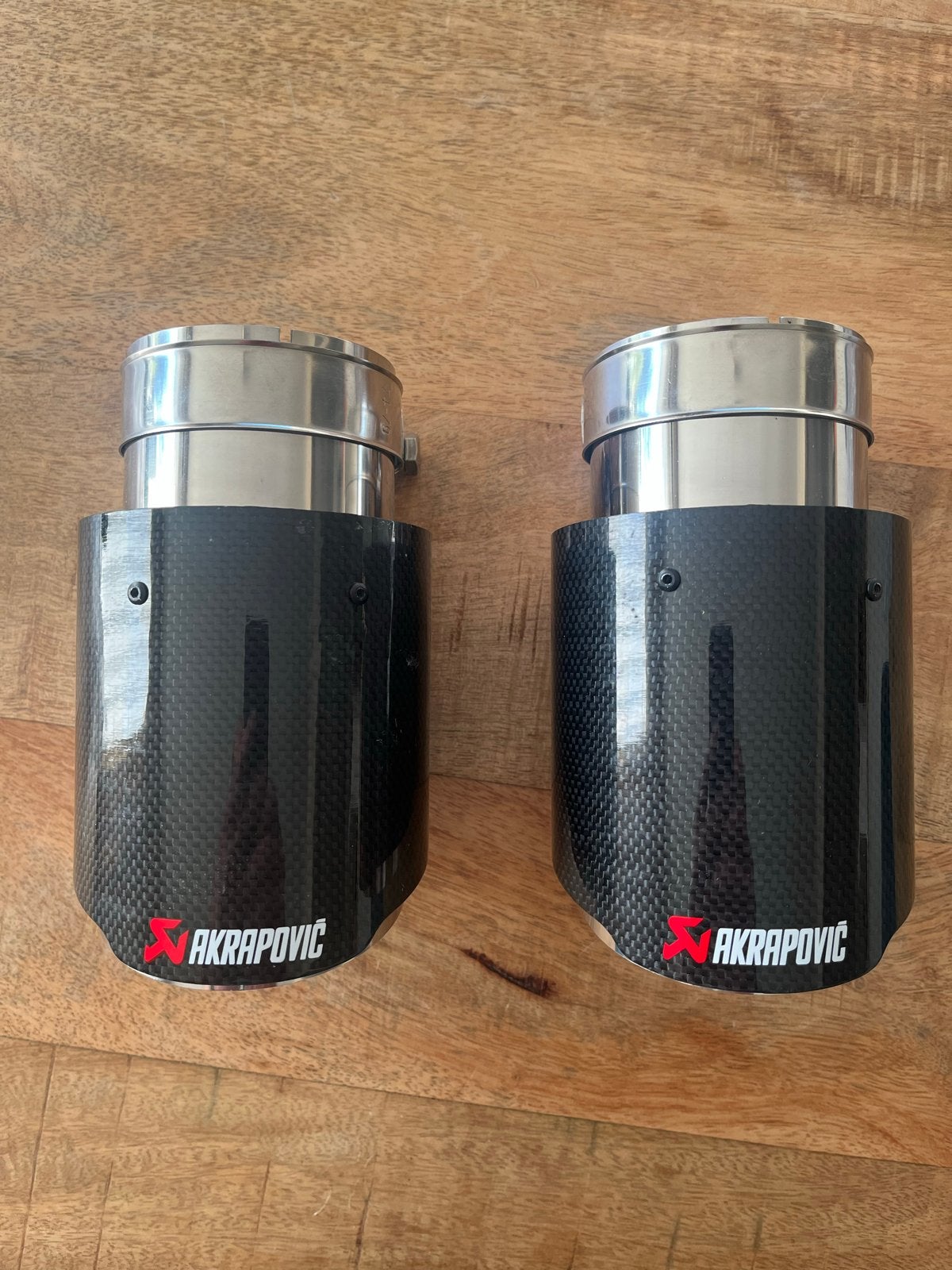 “Akrapovic” uitlaat sierstukken carbon (set van 2), Auto-onderdelen, Ophalen of Verzenden, Nieuw, Universele onderdelen