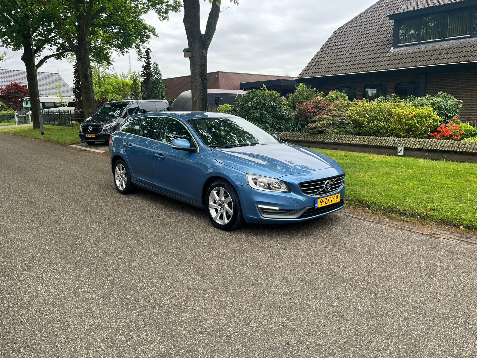 Volvo V60 2.0 D4 Automaat, 181Pk, LED, Trekhaak, Bjr.2015, Auto's, 1502 kg, 1750 kg, 4 cilinders, Blauw
