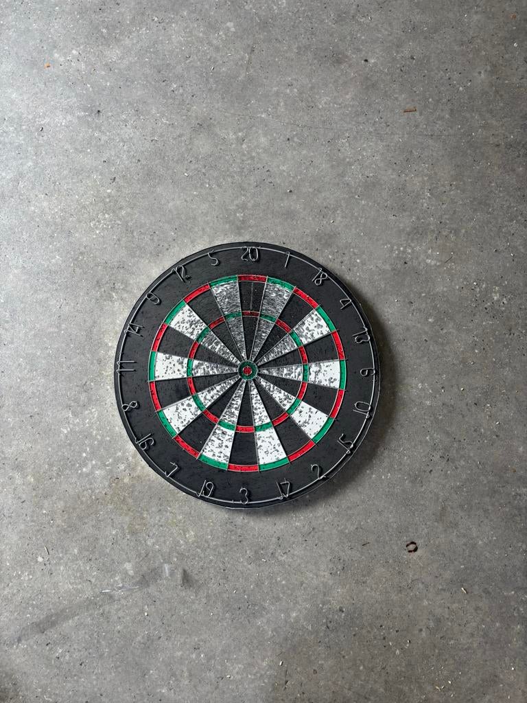 Gebruikt dartbord - Klaar voor een nieuw potje!, Ophalen of Verzenden, Zo goed als nieuw, Dartbord
