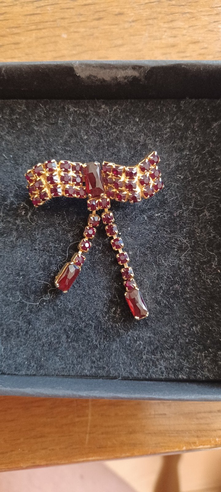 Elegante vinted broche met rode strass steentjes, Overige materialen, 4 tot 7 cm, Ophalen of Verzenden, Zo goed als nieuw