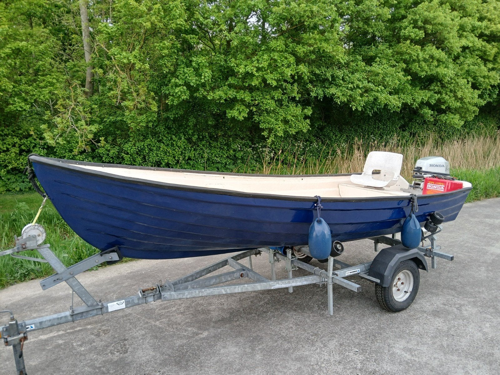 VAARKLAAR! Zeer nette polyester sloep incl. 5pk Honda 4takt, Ophalen, Zo goed als nieuw