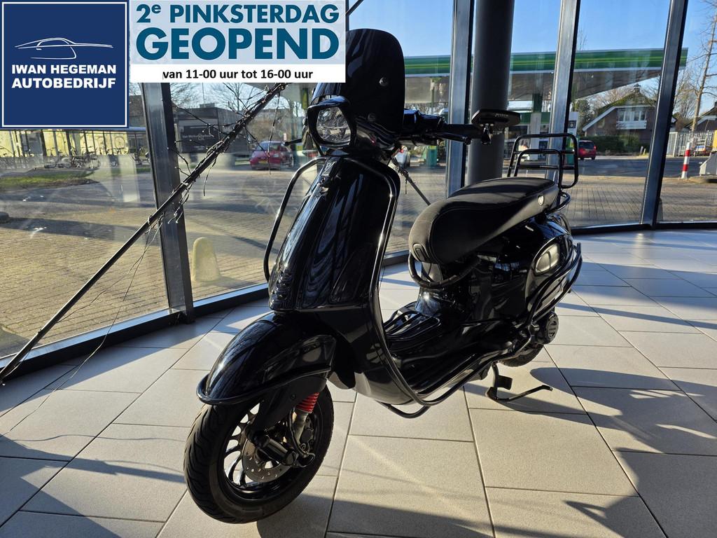 Vespa Sprint 50 | Laag windscherm | Achterdrager | Sierbeuge, Fietsen en Brommers, Scooters | Vespa, Gebruikt, Overige modellen