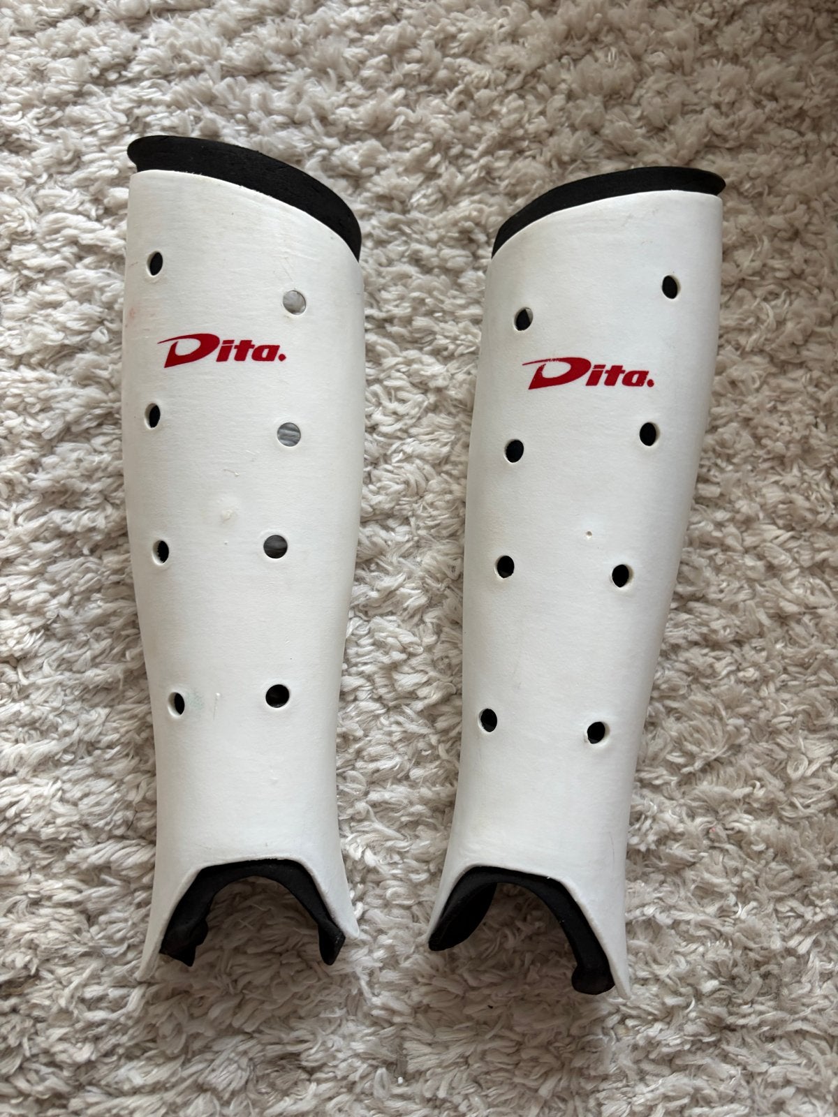 Dita Shinguard Ortho Hockeyscheenbeschermer Wit/Rood, Ophalen of Verzenden, Zo goed als nieuw, Overige typen