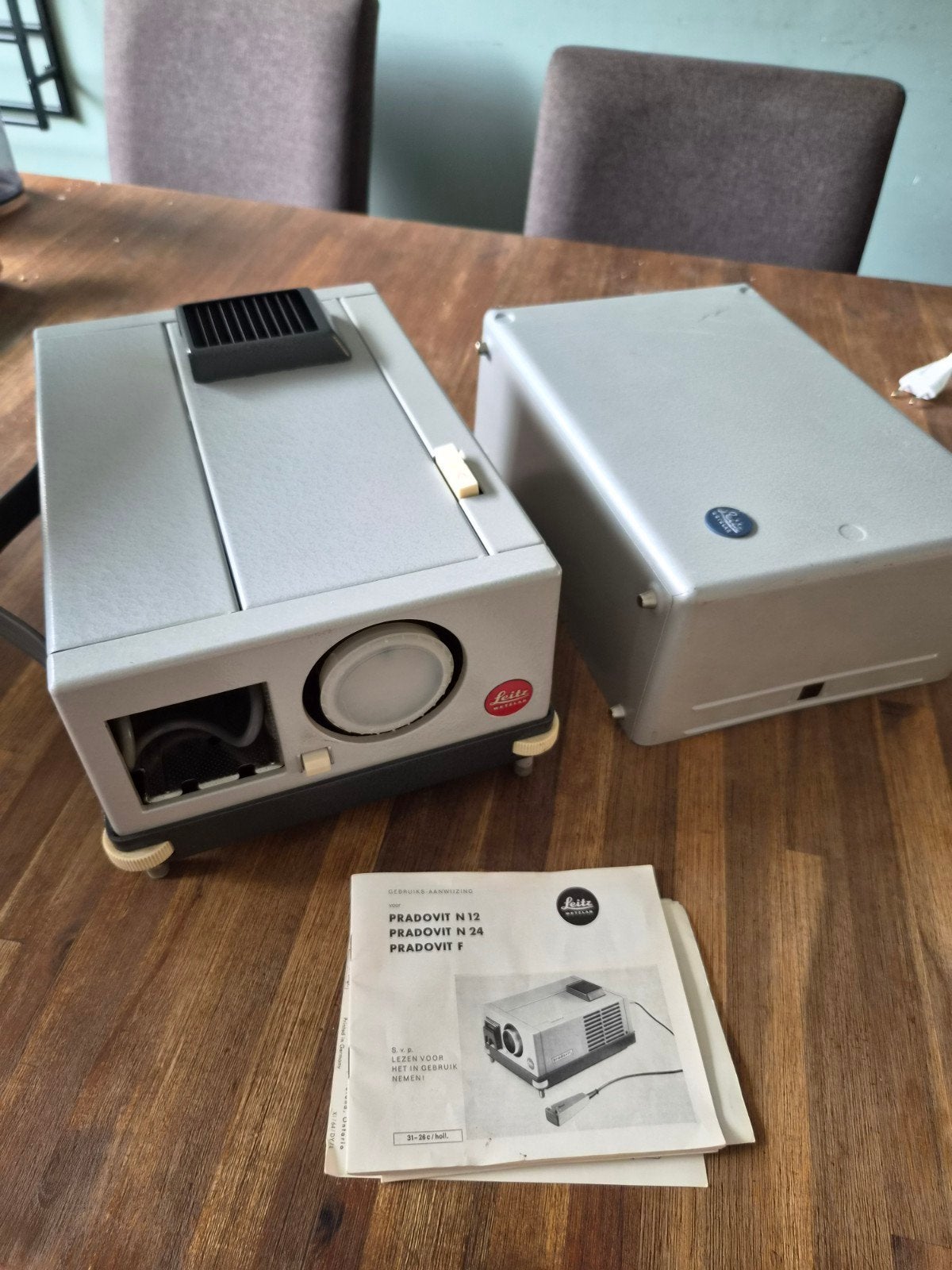 Stalen Leitz Pradovit N 12 Diaprojector met Handleiding, Audio, Tv en Foto, Diaprojectors, Ophalen of Verzenden