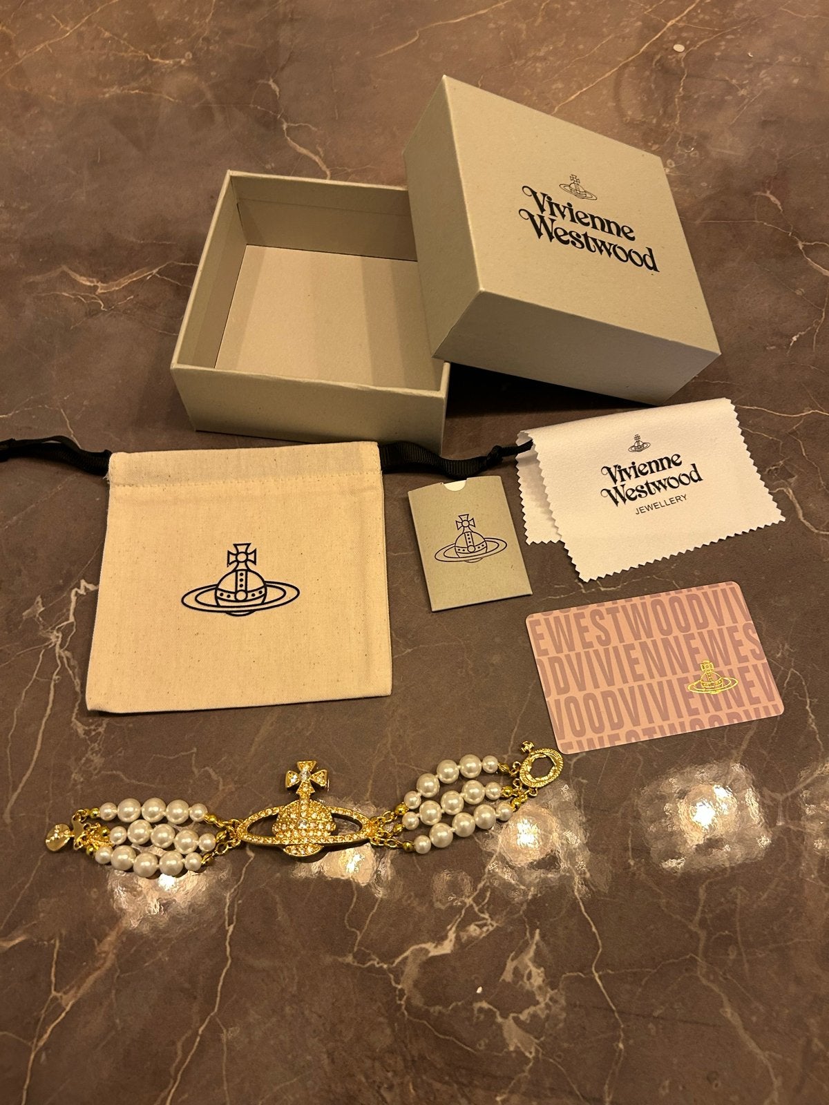 Vivienne Westwood Three Row Pearl Armband Goud, Ophalen of Verzenden, Nieuw, Goud, Met strass