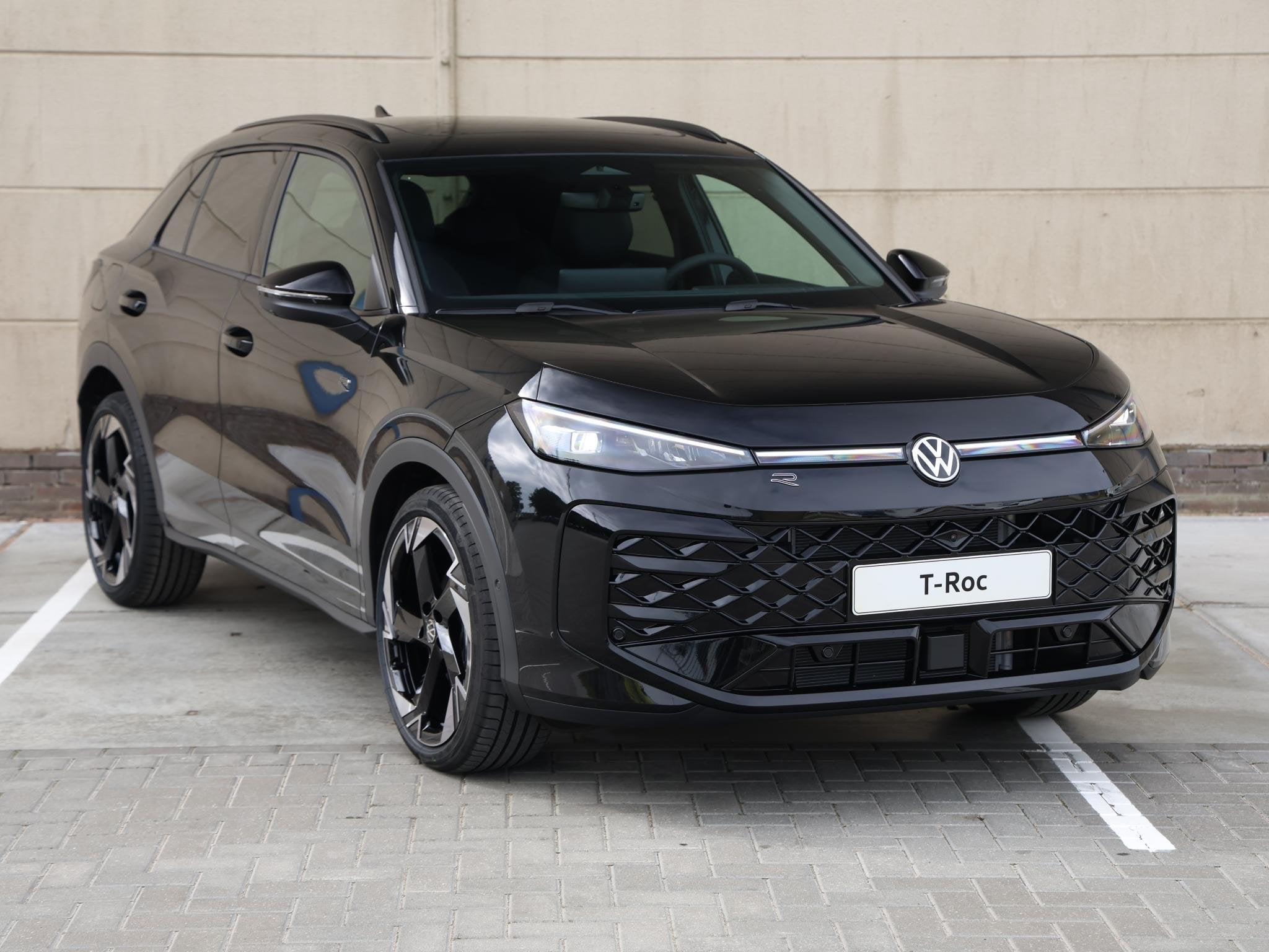 Volkswagen T-Roc R-Line First Edition 1.5 eTSI 150 PK | Pano, Auto's, Volkswagen, 1498 cc, 4 cilinders, 150 pk, Zwart