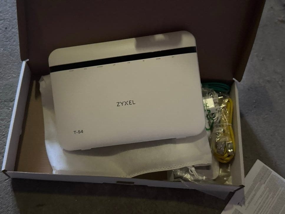 Zyxel T-54 Router met modem - Nieuw in doos, Computers en Software, Routers en Modems, Ophalen of Verzenden, Nieuw, Router met modem
