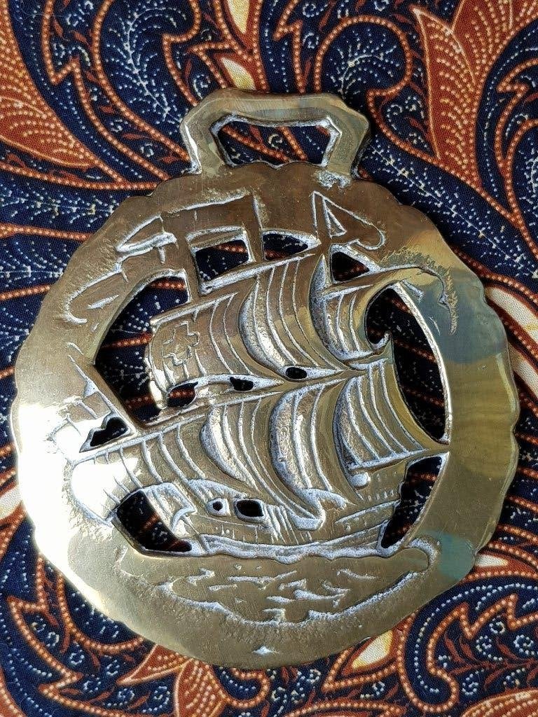 Mooi grote antieke klepperman uit Engeland met een zeilschip