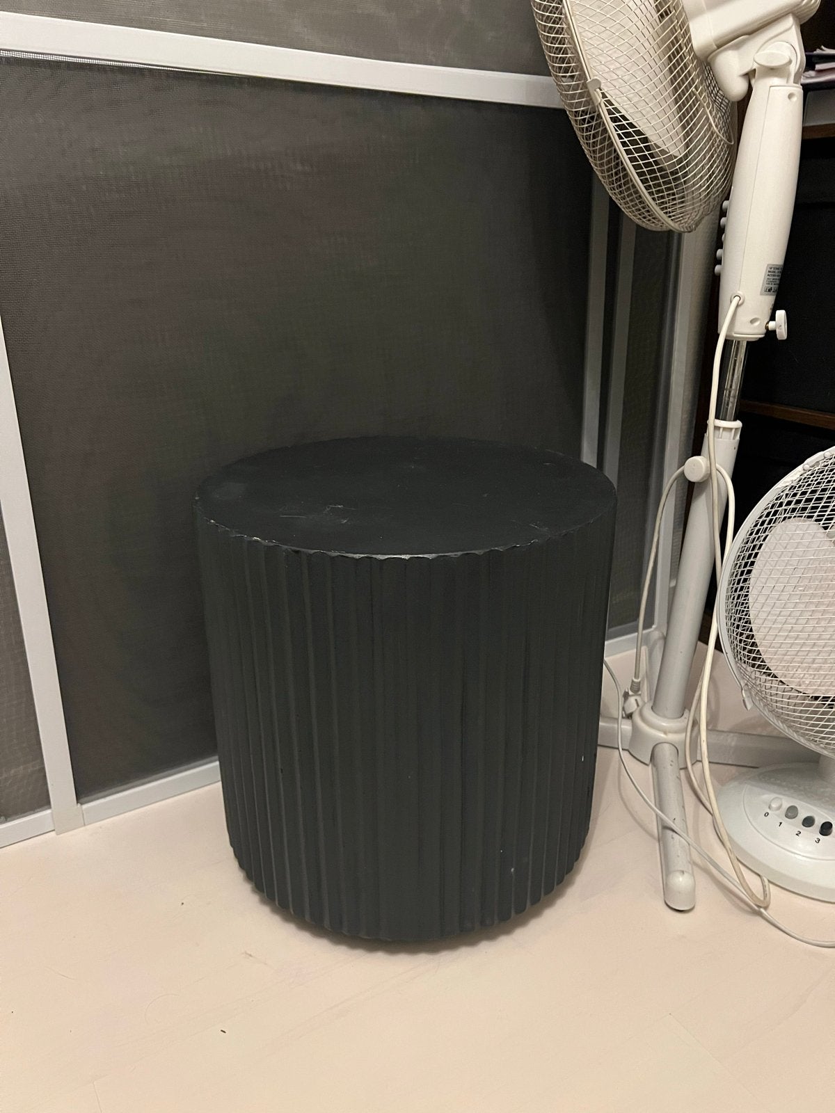 Bijzettafel betonlook donker petrol, Huis en Inrichting, Overige materialen, Minder dan 55 cm, Gebruikt, Rond
