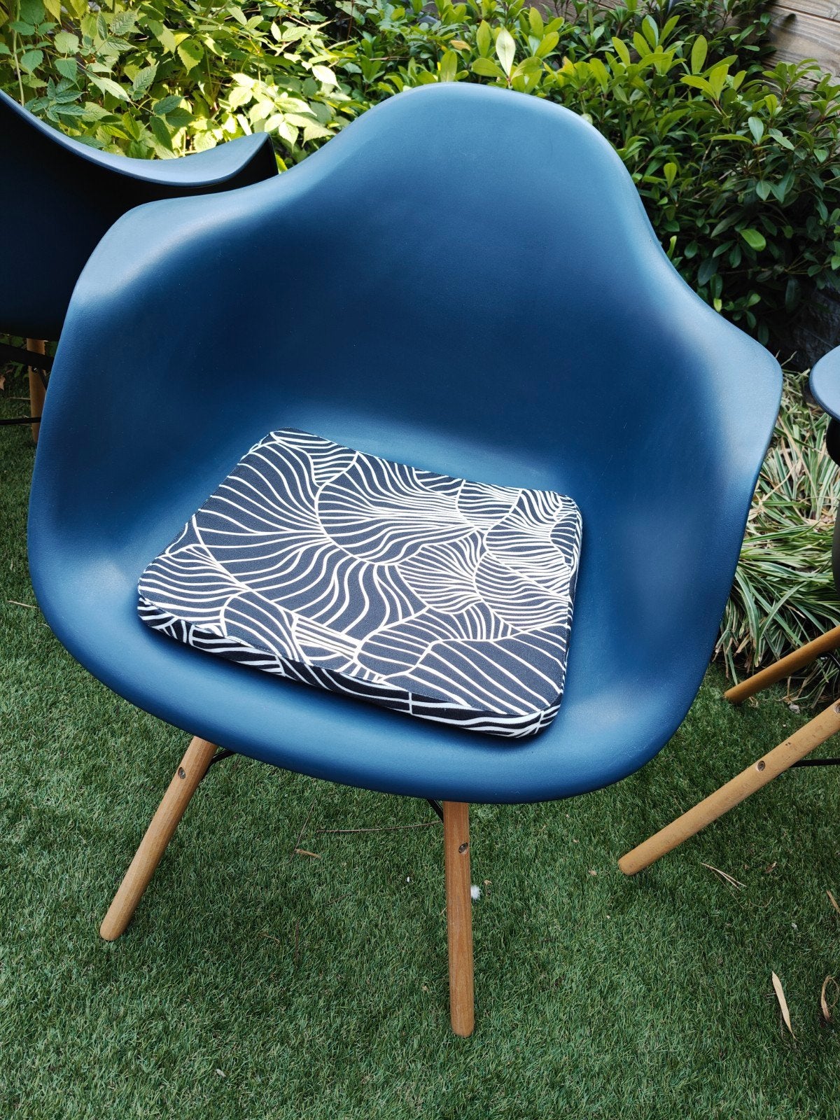 Set van 4 blauwe eetkamerstoelen met houten poten, Huis en Inrichting, Stoelen, Gebruikt, Modern, Scandinavisch, Blauw, Vier