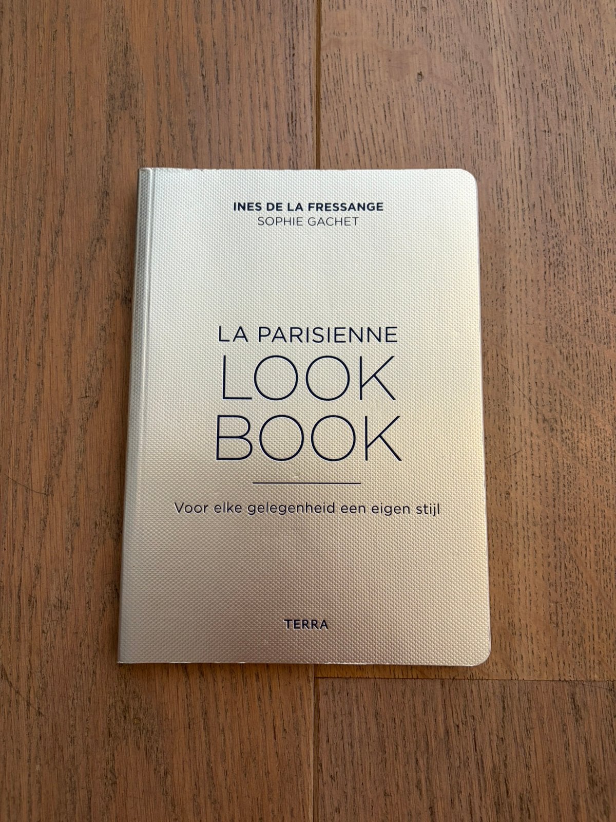 Boek ‘la parisienne look book’ van Ines De La Fressange, Boeken, Mode, Ophalen of Verzenden, Zo goed als nieuw, Mode algemeen