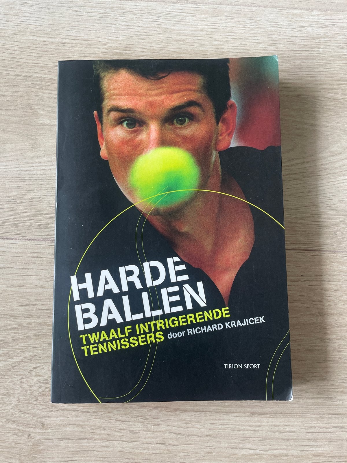 Harde Ballen: Twaalf Intrigerende Tennissers - Richard Kraji, Boeken, Ophalen of Verzenden, Gelezen, Balsport