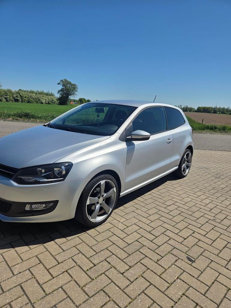 Volkswagen Polo 1.2 51KW 2011 Grijs, Auto's, Volkswagen, Voorwielaandrijving, 972 kg, 40 €/maand, Zwart