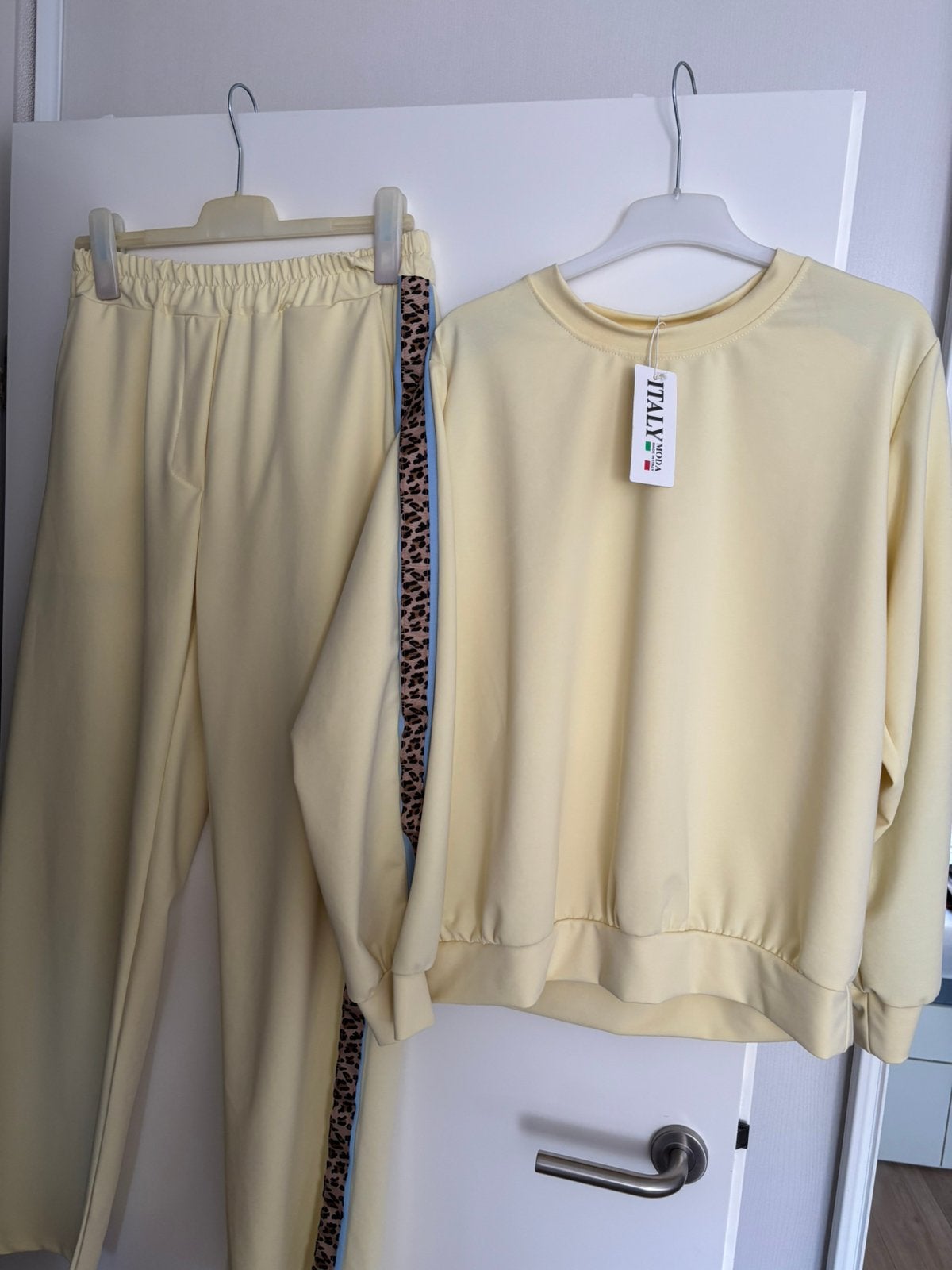 Nieuw tweedelig damespak lichtgeel maat L, Kleding | Dames, Ophalen of Verzenden, Nieuw, Maat 42/44 (L), Geel