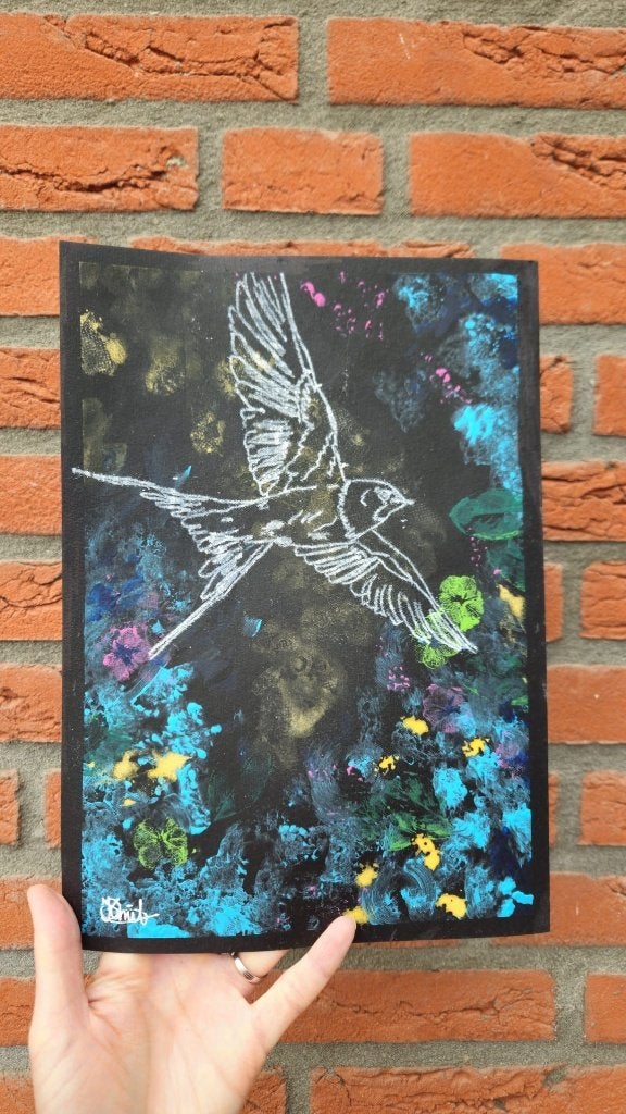 Kleurrijke zwaluw voor aan de muur, Antiek en Kunst, Gesigneerd, Papier/karton, Ophalen of Verzenden, Dieren