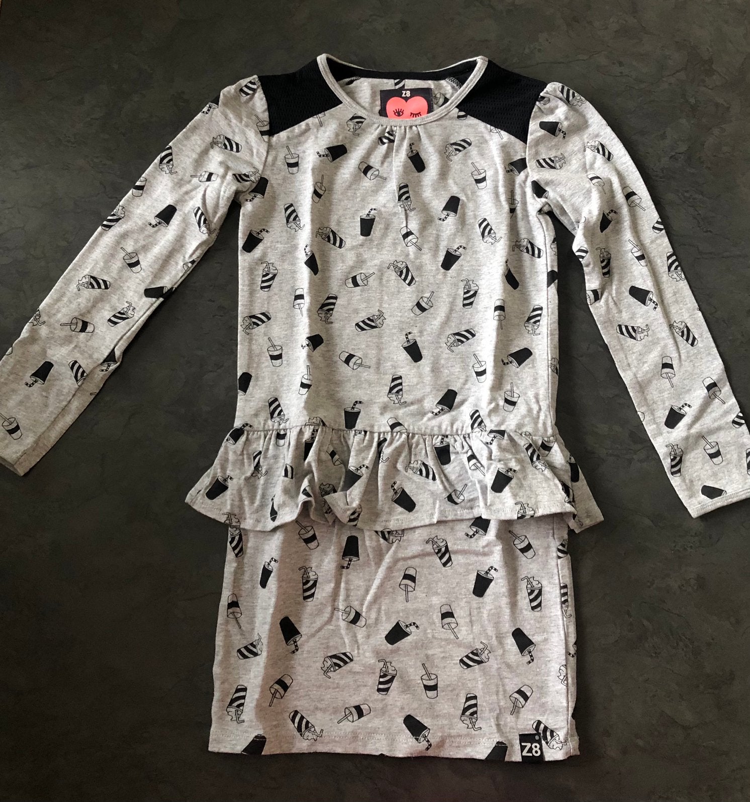 Nieuw jurkje van z8 licht grijs+milkshake print mt 116/122, Ophalen, Nieuw, Meisje, Jurk of Rok