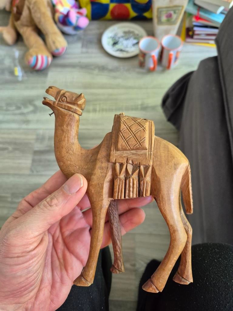 Handgesneden houten kameel - Decoratief beeldje, Antiek en Kunst, Kunst | Beelden en Houtsnijwerken, Minder dan 20 cm, Ophalen of Verzenden
