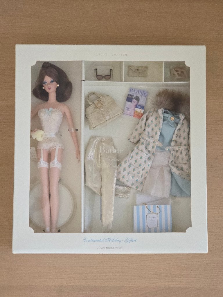 Continental Holiday Barbie Giftset – Silkstone #55497 (NRFB), Verzamelen, Poppen, Nieuw, Fashion Doll, Ophalen of Verzenden