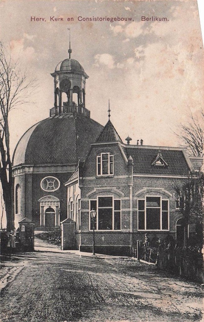 703-120-025 Herv Kerk en Consistoriegebouw Berlikum, Verzenden, Voor 1920, Friesland