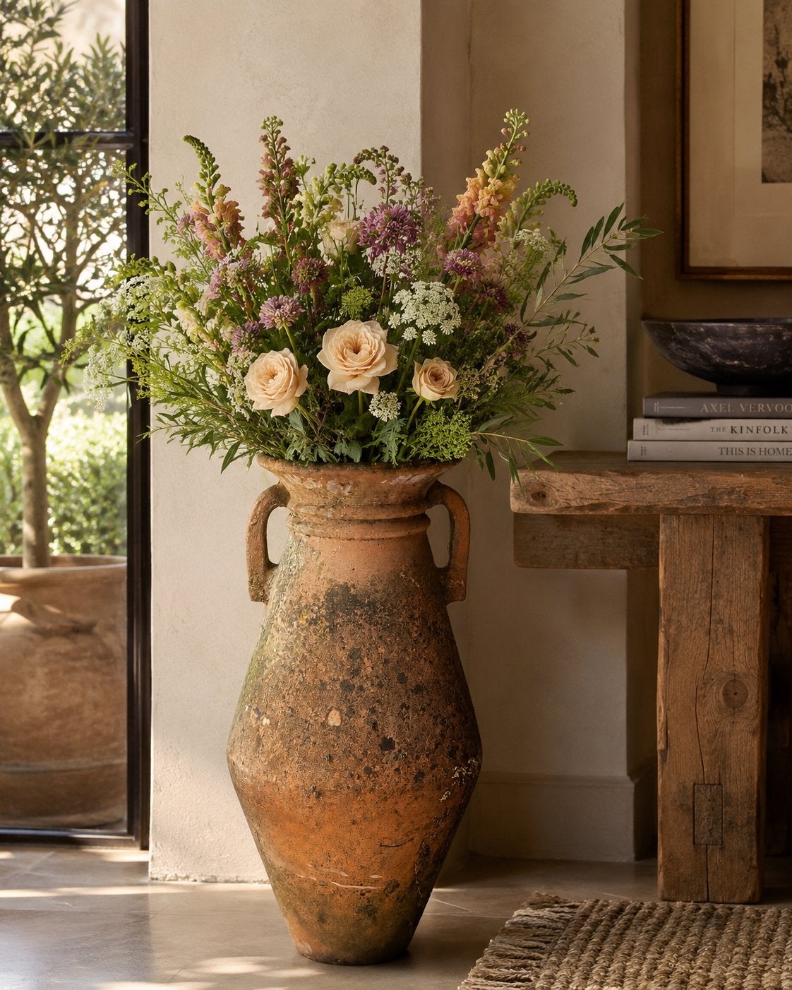 Prachtige  terracotta amfoor / tuinvaas (72 cm) met karakter, Ophalen, Zo goed als nieuw