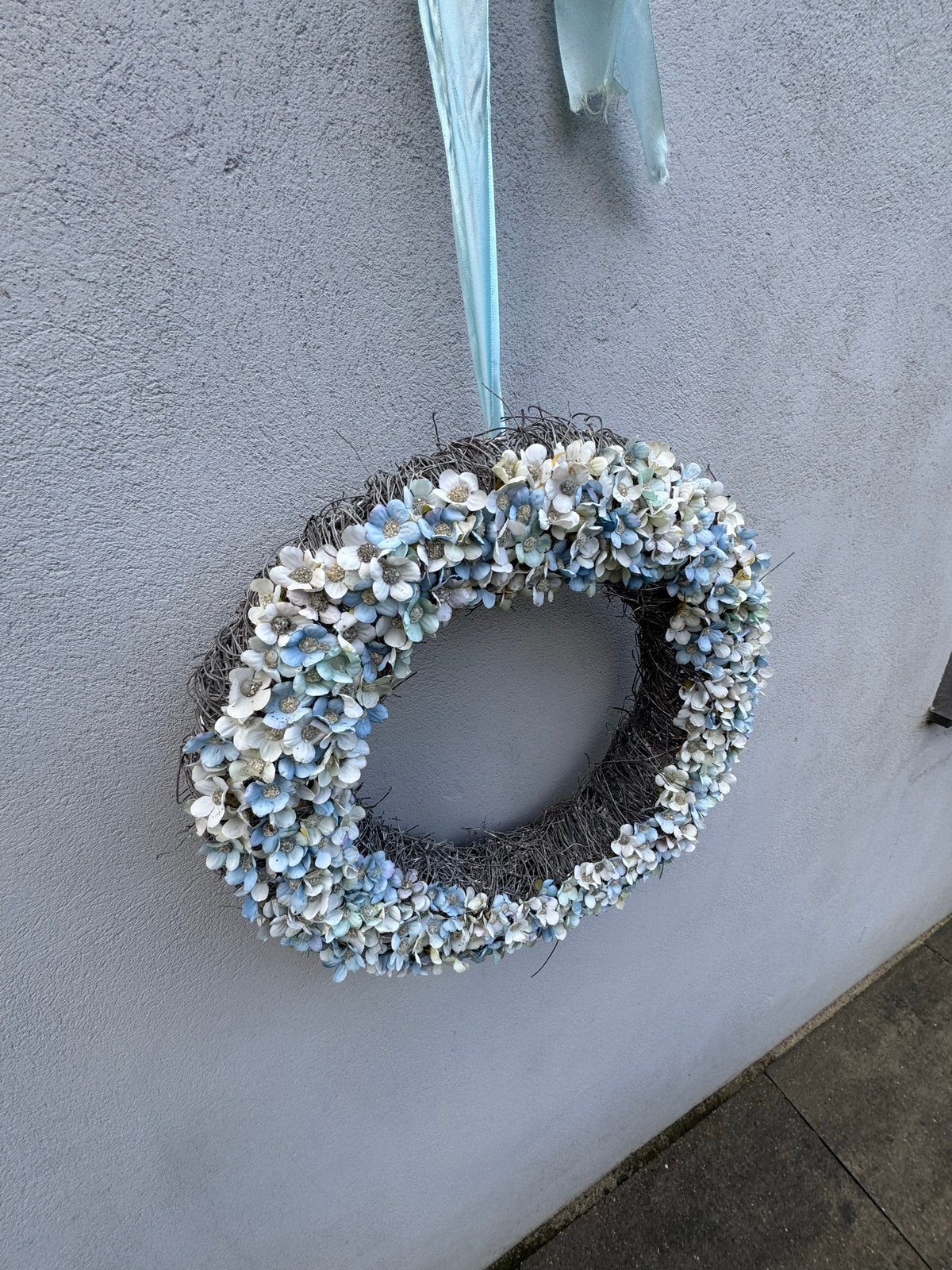 Decoratieve Krans Blauw Wit met Kunstbloemen, Ophalen of Verzenden, Zo goed als nieuw, Krans, Overige materialen