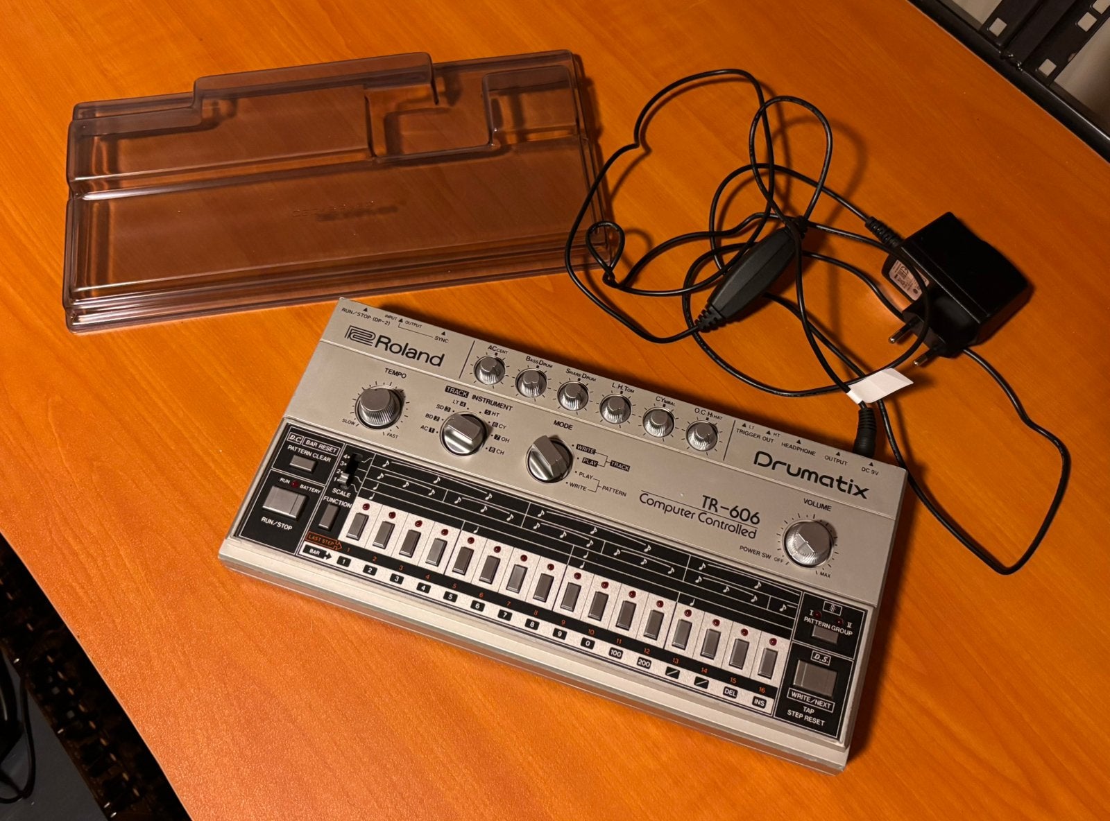 Roland TR-606 incl. decksaver en adapter, Muziek en Instrumenten, Drumcomputers, Ophalen of Verzenden, Gebruikt, Roland