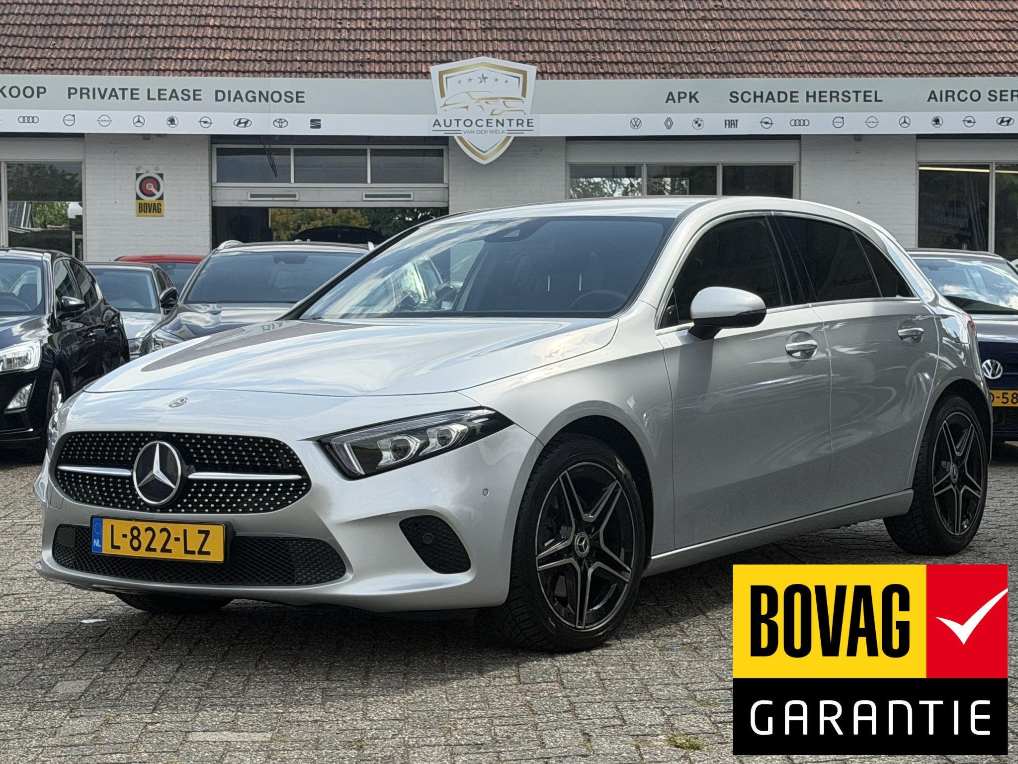 Mercedes-Benz A-klasse 220 Premium Plus AMG-line | RODE GORD, Auto's, 12 maanden, Gebruikt, Leder, Bedrijf