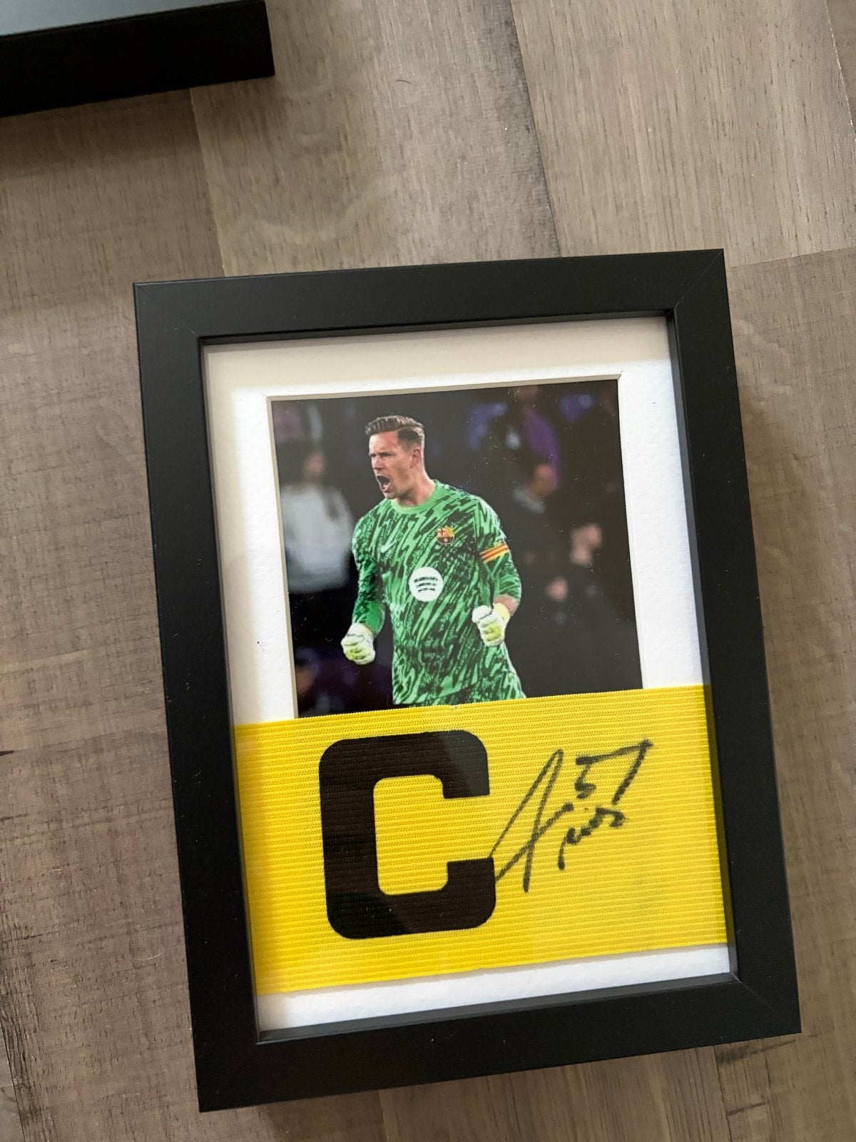 Gesigneerde aanvoerdersband Ter Stegen (oud-Ajax, Barcelona), Ophalen of Verzenden, Zo goed als nieuw, Buitenlandse clubs, Overige typen