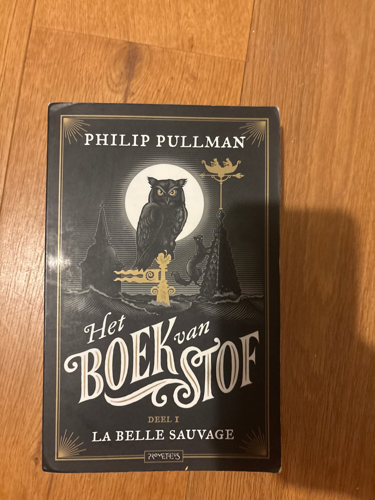Het Boek van Stof: La Belle Sauvage - Philip Pullman, Ophalen of Verzenden, Zo goed als nieuw