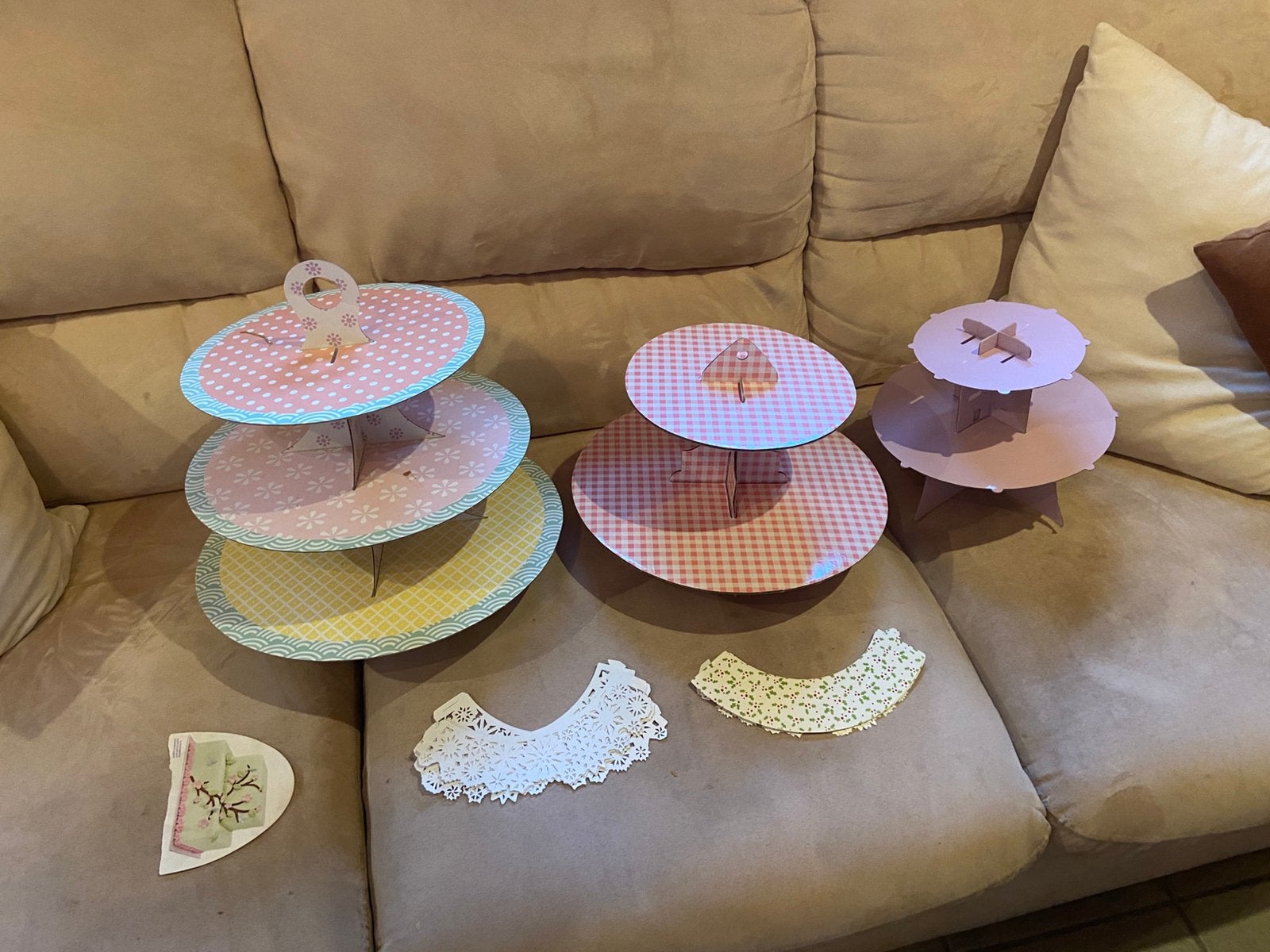 3 demontable kartonnen stevige etageres, Ophalen of Verzenden, Zo goed als nieuw, Cupcakes, Serveervorm