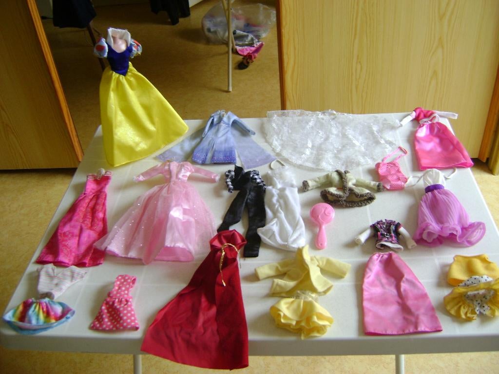 24 del barbieset sneeuwwitje jurk bruidsjurk jurk met sleep, Ophalen of Verzenden, Zo goed als nieuw, Barbie