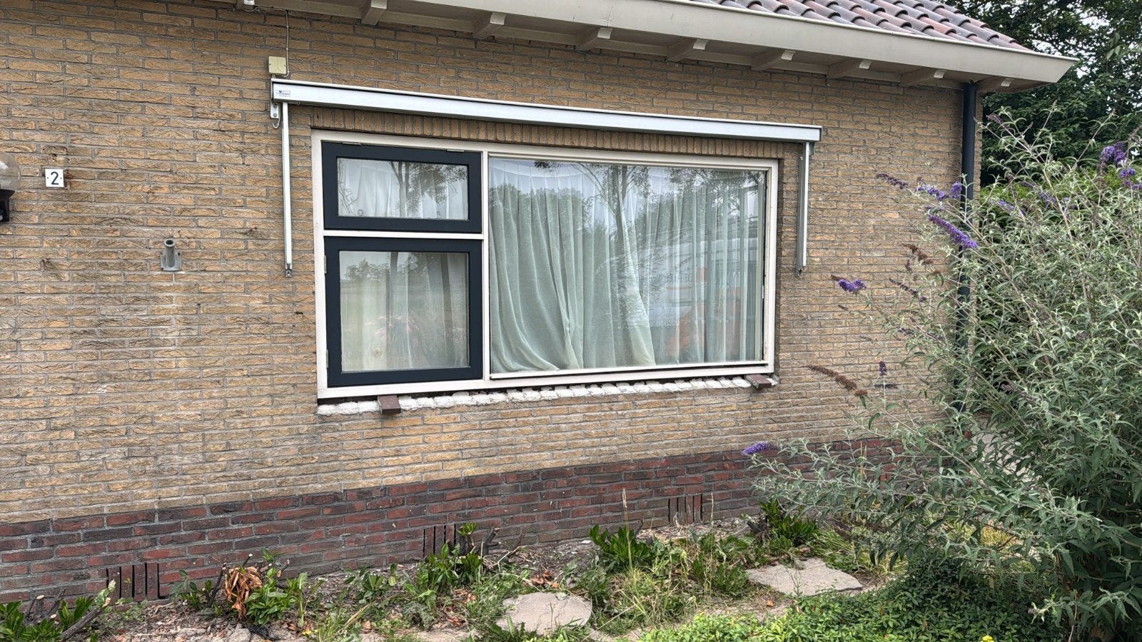 Hard houten kozijn met uitzetraampje