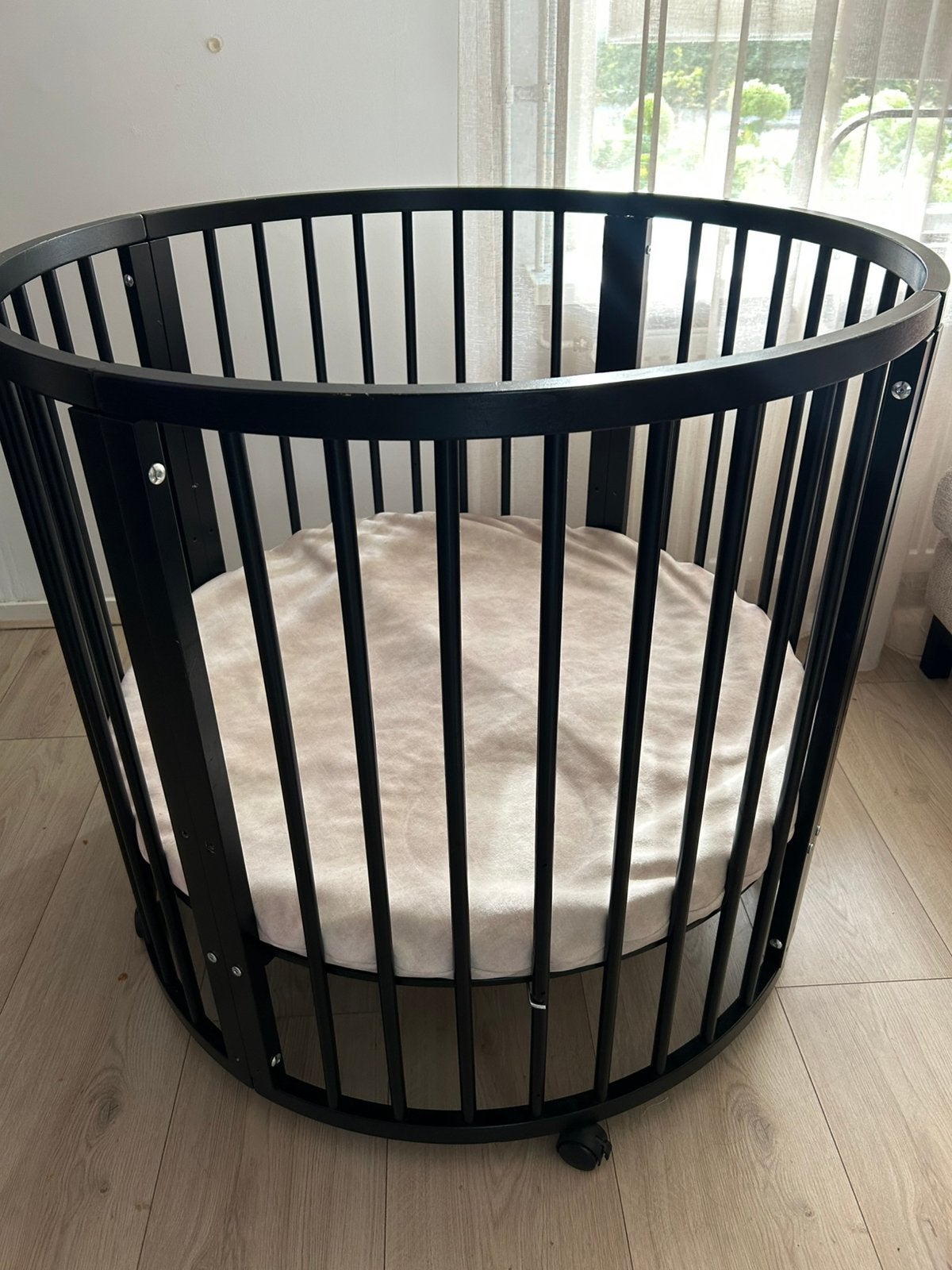 Zwarte ronde babybox inclusief matras, Kinderen en Baby's, Boxen, Ophalen, Gebruikt, Rond, In hoogte verstelbaar