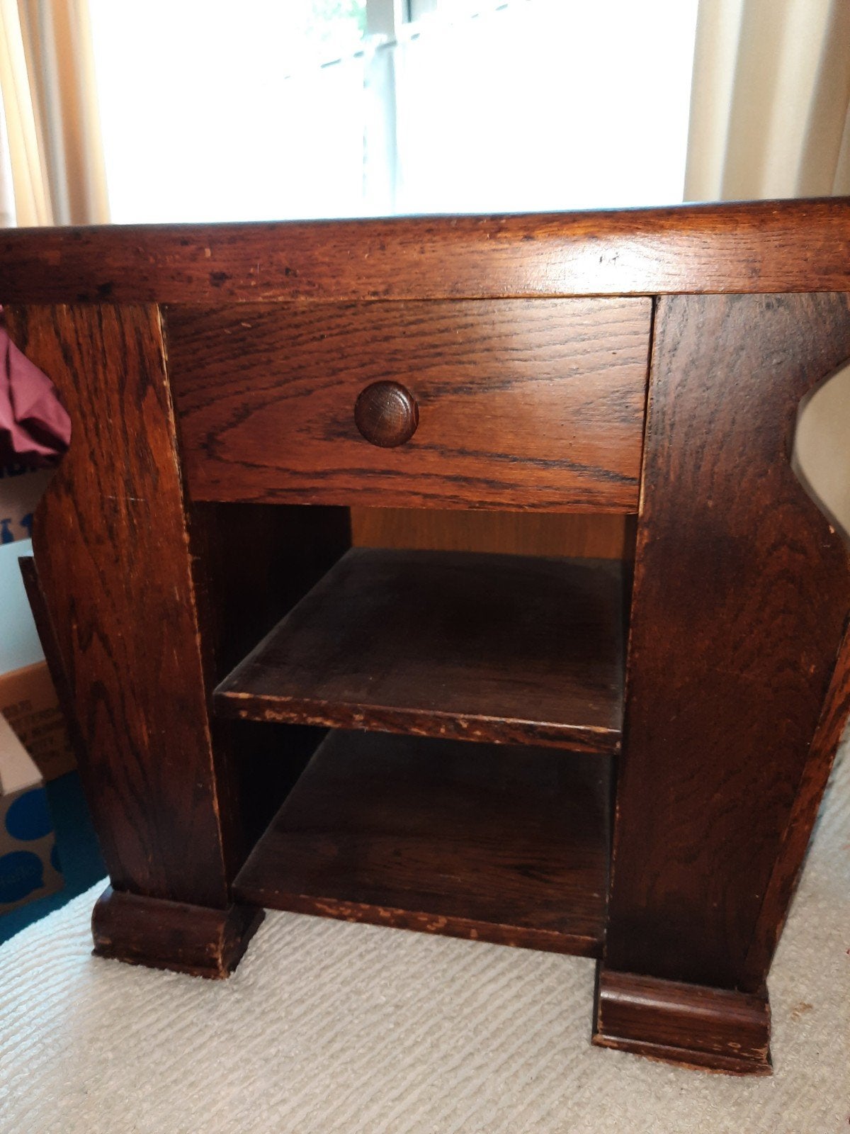 Vintage houten bijzettafel met lade en tijdschriftenrek, Minder dan 55 cm, Gebruikt, Vintage, Rechthoekig