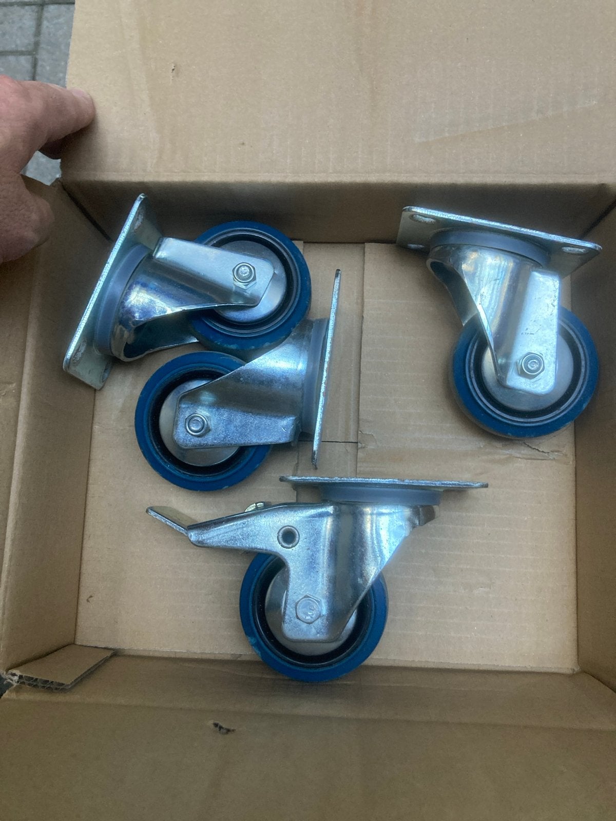 2 Sets van 4 zwenkwielen met rem, blauw flightcase, Verzenden, Gebruikt