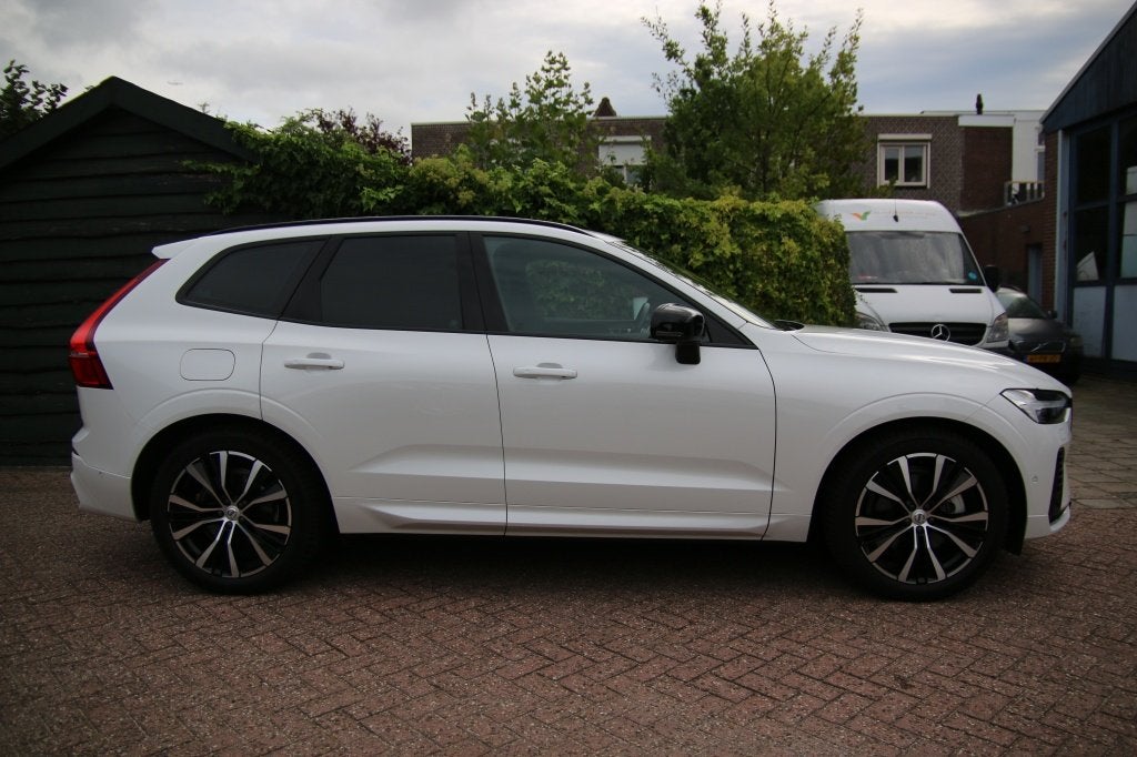 Volvo XC60 2.0 T6 AWD U. Dark (bj 2023, automaat), Auto's, Gebruikt, 4 cilinders, 138 €/maand, Leder en Stof