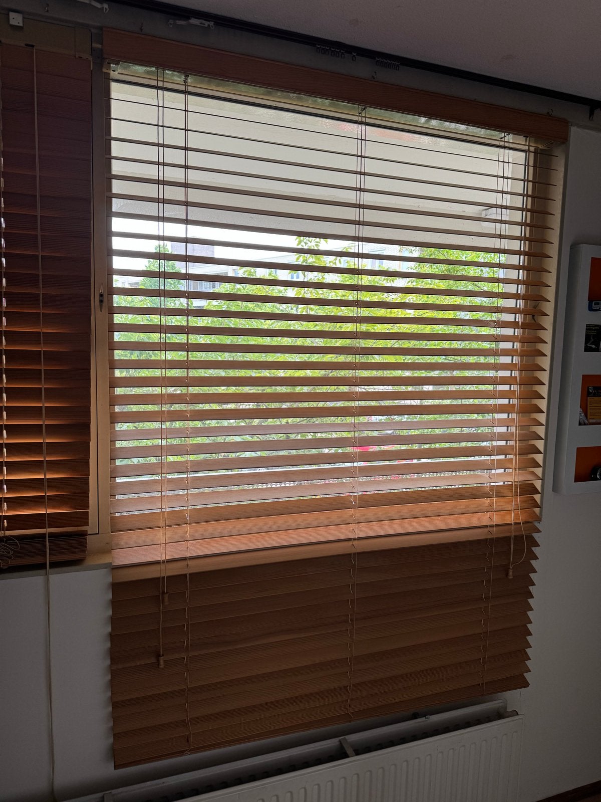 2x Luxaflex Bijenkorf Houten Jaloezieën 135x185, Ophalen, Jaloezie, Bruin, Hout