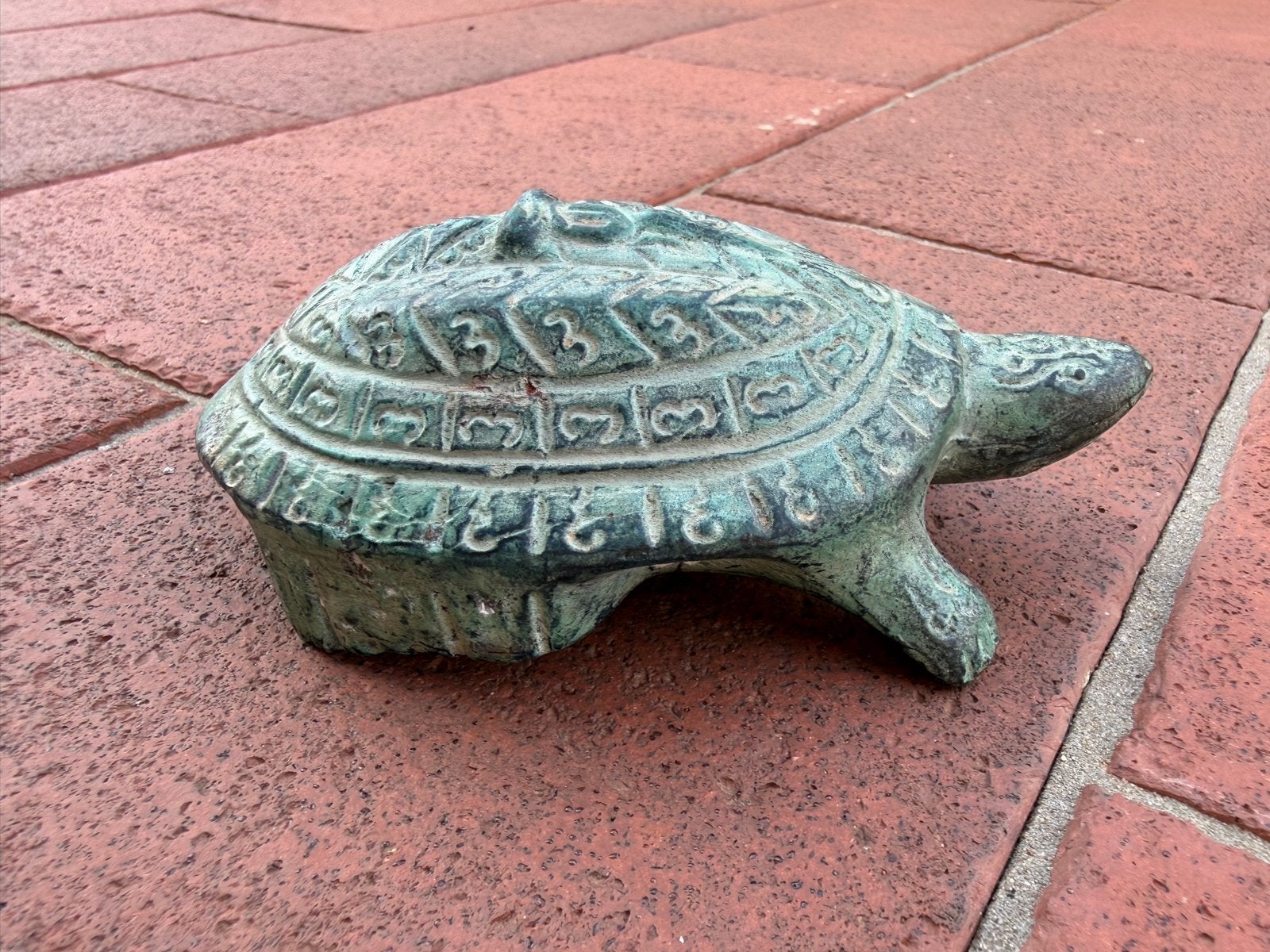 Decoratieve bronzen schildpad met symbolen, Ophalen