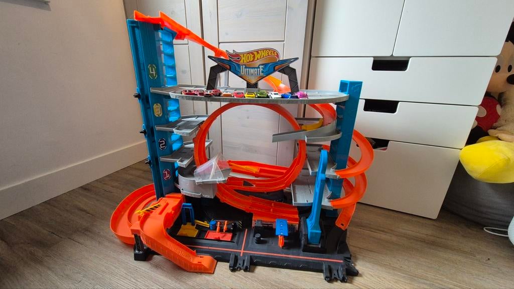 Hot Wheels Ultimate Garage met 10 auto's, Ophalen, Zo goed als nieuw
