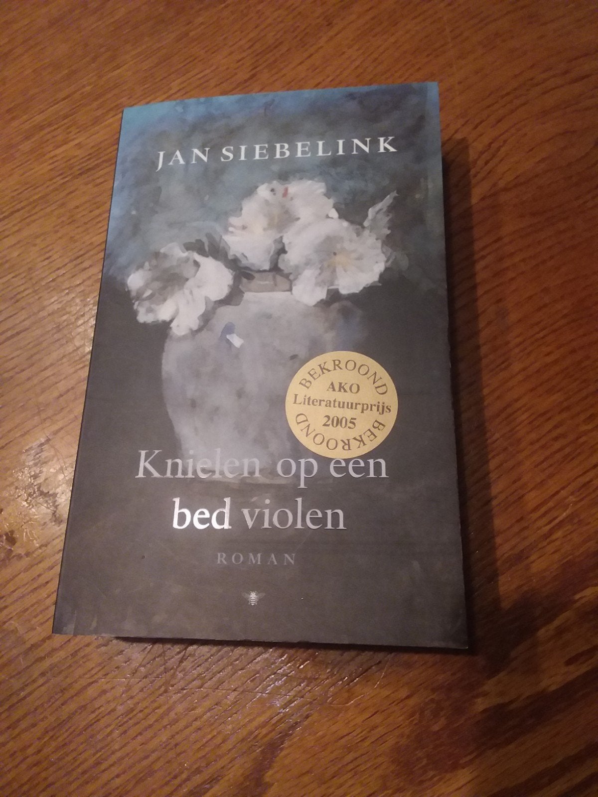 Knielen op een bed violen, Ophalen, Gelezen