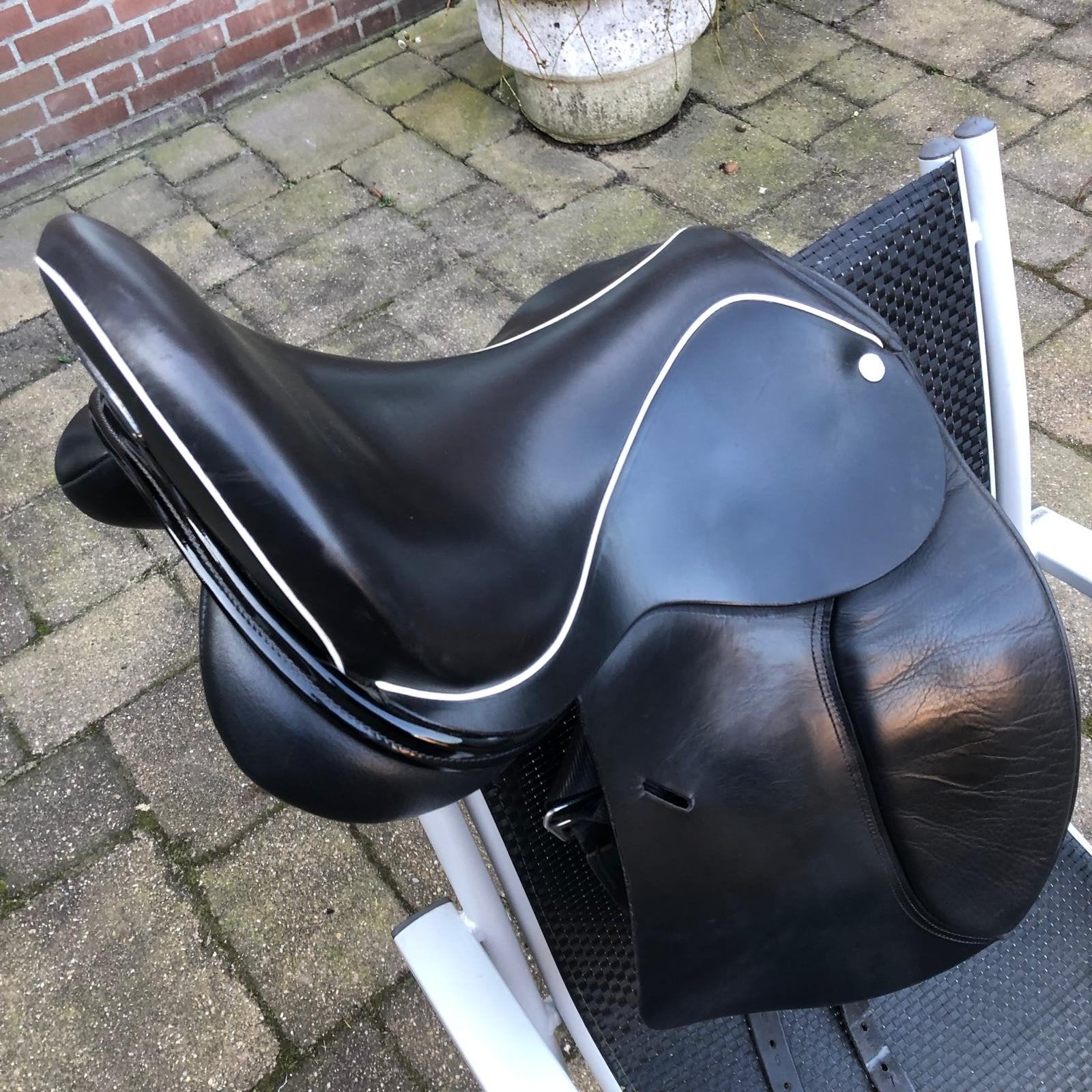 Frank Baines dressuurzadel 16,5 inch – zeer nette staat, Dieren en Toebehoren, Paarden en Pony's | Zadels, Ophalen