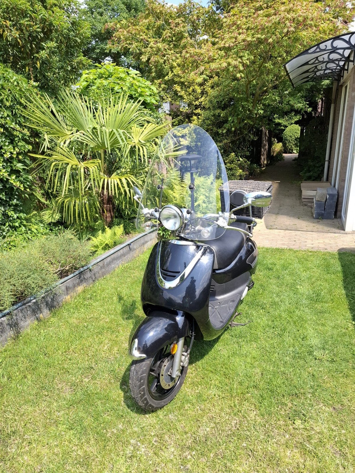Zwarte scooter met windscherm en mandje, Fietsen en Brommers, Ophalen, Benzine, Overige merken