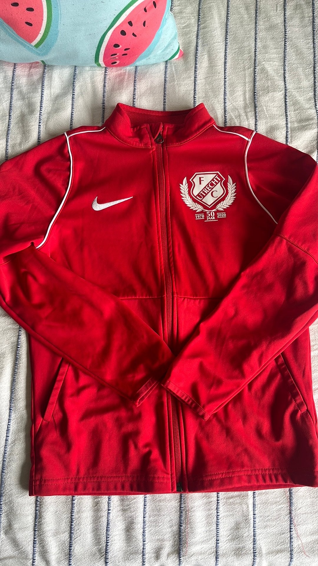 FC Utrecht Nike rood trainingsjack maat 140-146, Ophalen of Verzenden, Zo goed als nieuw, Jongen of Meisje, Sport- of Zwemkleding
