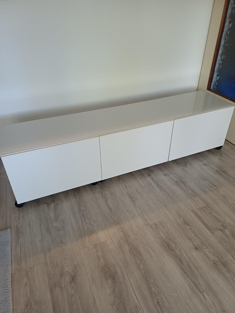 Zwevende Besta kast hoogglans wit met glasplaat, Huis en Inrichting, Ophalen, Overige materialen, Zo goed als nieuw, 200 cm of meer