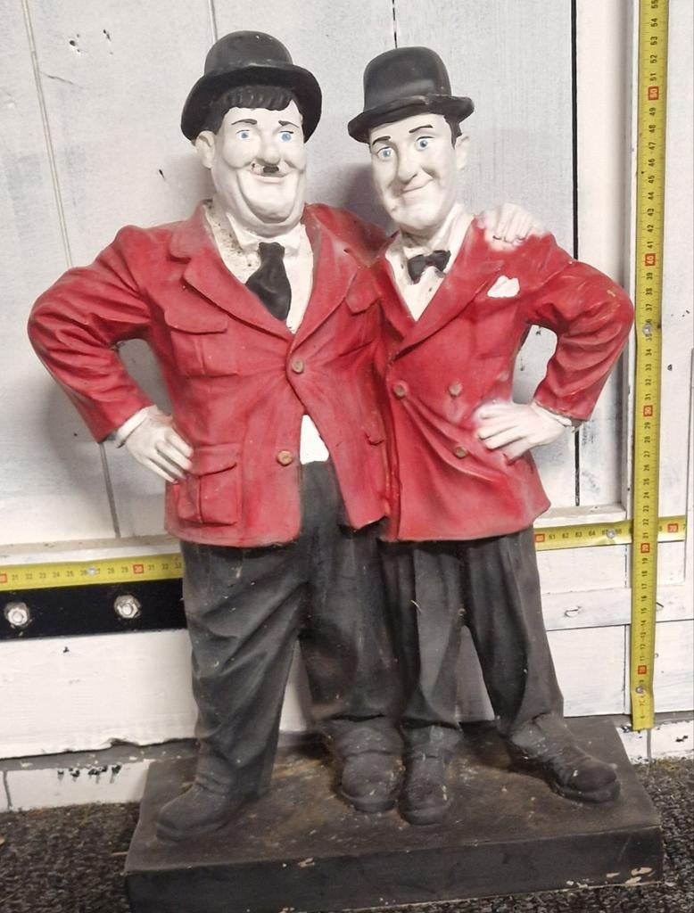 Groot beeld Laurel & Hardy - 54cm hoog, Antiek en Kunst, Ophalen, Groep mensen, Kunststof, 50 - 100 cm